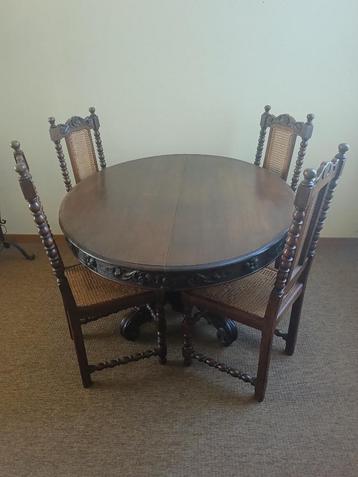 Antieke tafel met stoelen beschikbaar voor biedingen