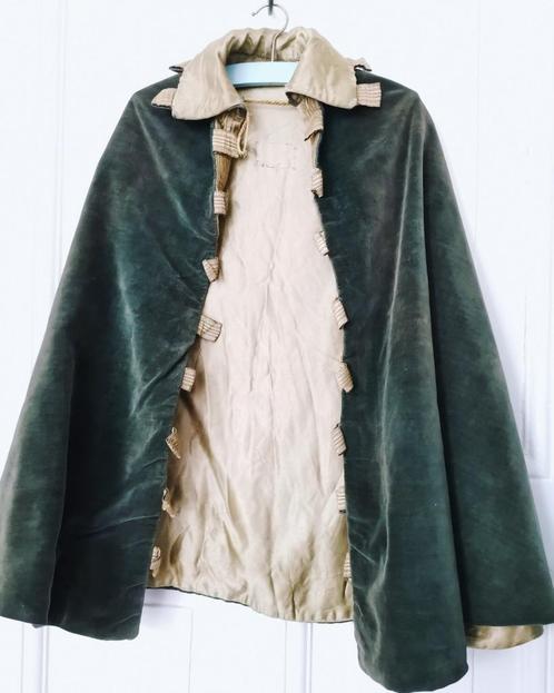 antieke FRANSE KINDER MANTEL/groen velours+goudbies / paspop, Antiek en Kunst, Antiek | Kleding en Accessoires, Kinderen, Ophalen of Verzenden