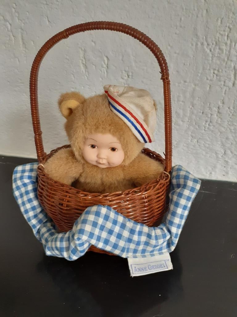 Anne Geddes beertje in rieten mandje, Verzamelen, Poppen, Zo goed als nieuw, Ophalen of Verzenden