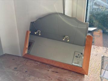 Mooie Spiegel met Houten Frame beschikbaar voor biedingen