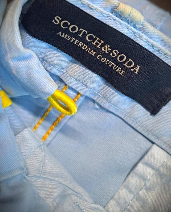 Mooie Scotch & Soda STUART broek maat L Lichtblauw, Kleding | Heren, Broeken en Pantalons, Zo goed als nieuw, Maat 52/54 (L), Blauw