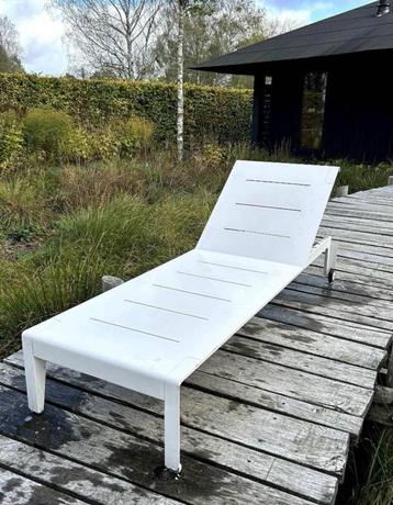 2x Tribu 'Mirthe' ligbed outdoor beschikbaar voor biedingen