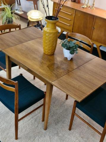 Vintage eettafel jaren 70 beschikbaar voor biedingen