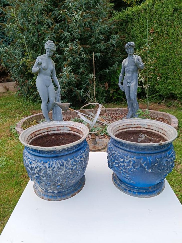 2 Zware Gietijzeren Overpotten, buitenpotten - Brocante, Tuin en Terras, Bloembakken en Plantenbakken, Gebruikt, Metaal, Binnen
