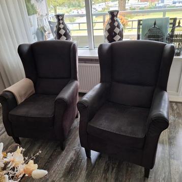 2 Donkerbruine Fauteuils voor alle 2 vragen we €50 beschikbaar voor biedingen