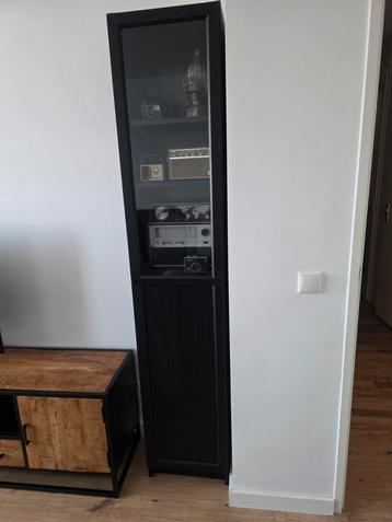 Zwarte eikenpatroon vitrinekast met glazen deur zgn.. beschikbaar voor biedingen