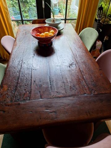 Houten Tafel met Karakter beschikbaar voor biedingen