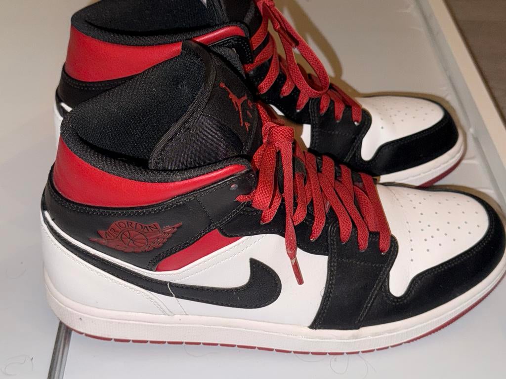 Jordan 1 Mid Zwart/Rood/Wit - Maat 44, Kleding | Heren, Schoenen, Ophalen of Verzenden, Zo goed als nieuw, Zwart, Sneakers of Gympen