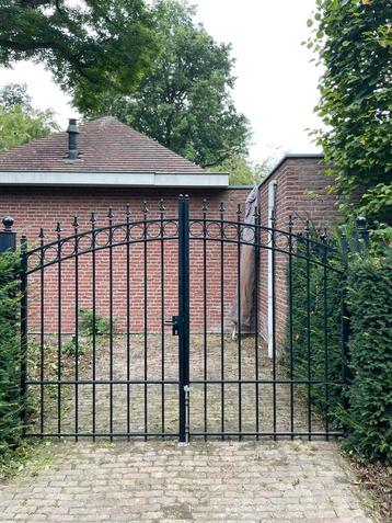 Klassiek tuinpoort beschikbaar voor biedingen