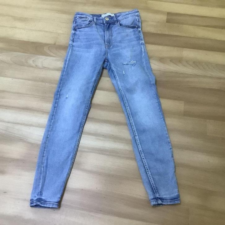 Stradivarius jeans mt 36 donkerblauw of lichtblauw, Kleding | Dames, Spijkerbroeken en Jeans, Zo goed als nieuw, W28 - W29 (confectie 36)