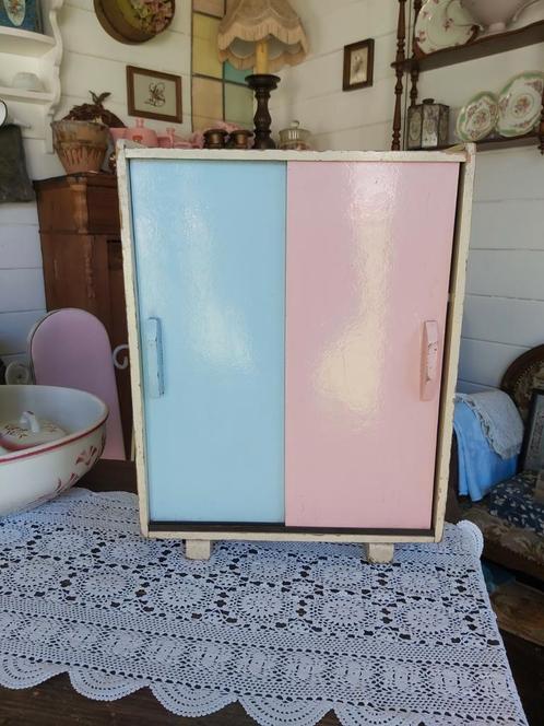 Brocante oud klein kastje kast hangkastje schap roze blauw., Antiek en Kunst, Antiek | Overige Antiek, Ophalen of Verzenden