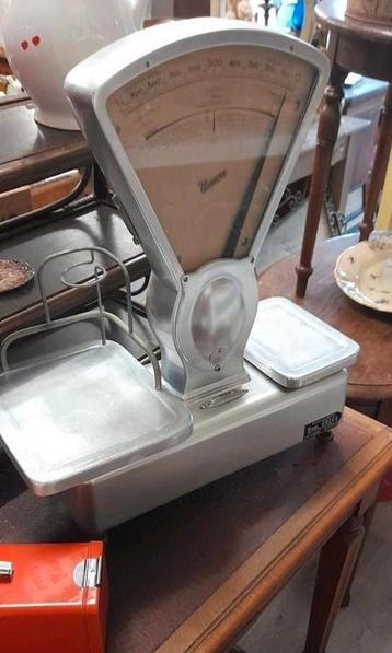 Vintage Uneca weegschaal beschikbaar voor biedingen