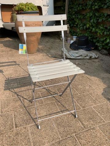 4 tuinstoeltjes te koop tegen elk aannemelijk bod. beschikbaar voor biedingen