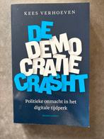 De Democratie Crash - Kees Verhoeven, Ophalen of Verzenden, Zo goed als nieuw, Politiek en Staatkunde, Nederland