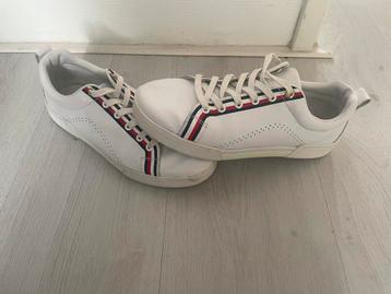 Witte gympen Tommy Hilfiger beschikbaar voor biedingen