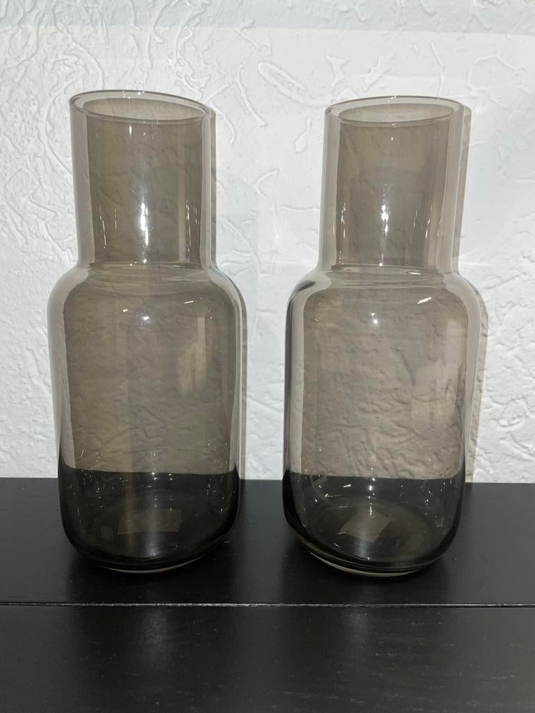 Set van 2 IKEA glazen vazen/kannen, rookglas, Overige kleuren, Ophalen of Verzenden, Minder dan 50 cm, Glas