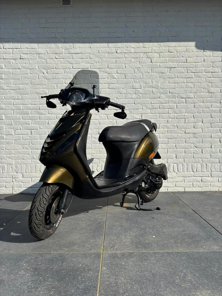 Piaggio zip full option, Fietsen en Brommers, Scooters | Piaggio, Zo goed als nieuw, Zip, Maximaal 45 km/u, Benzine, Ophalen