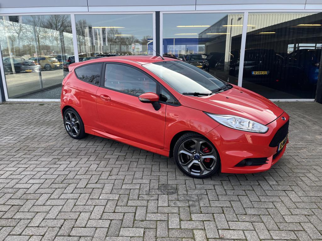 Ford Fiesta 1.6 ST2 Recaro / Parelmoer / Camera / Led / Clim, Auto's, Ford, Voorwielaandrijving, 1596 cc, 1063 kg, Gebruikt