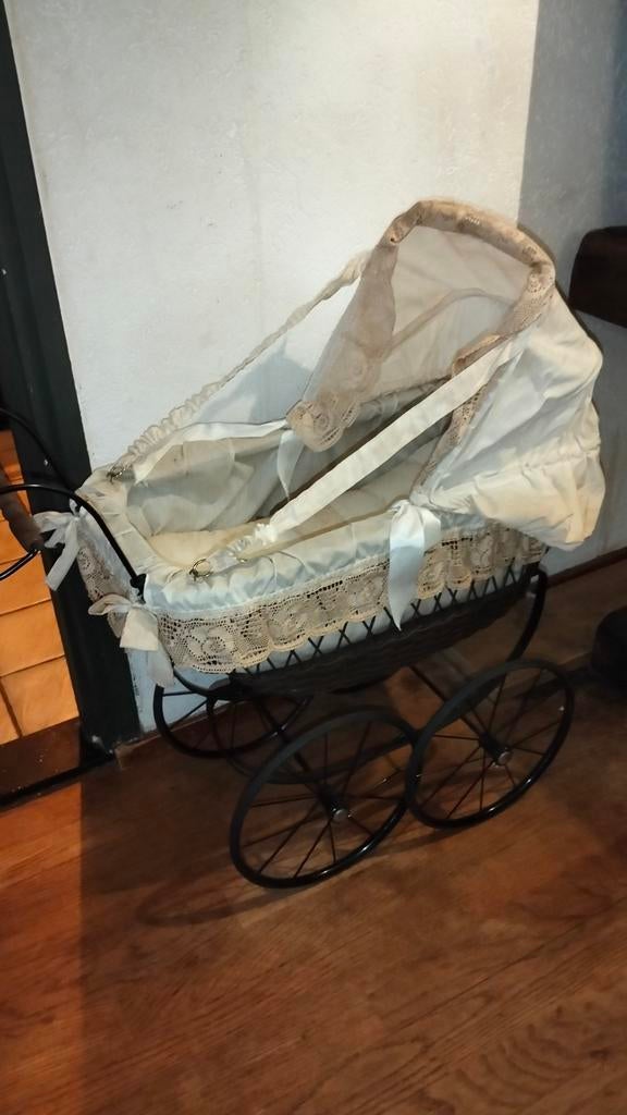 Mooie grote poppenwagen kinderwagen kant stof, Antiek en Kunst, Ophalen