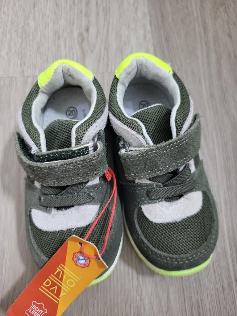 Nieuwe kinderschoenen maat 20 - Groen met neon accenten, Kinderen en Baby's, Kinderkleding | Schoenen en Sokken, Jongen of Meisje