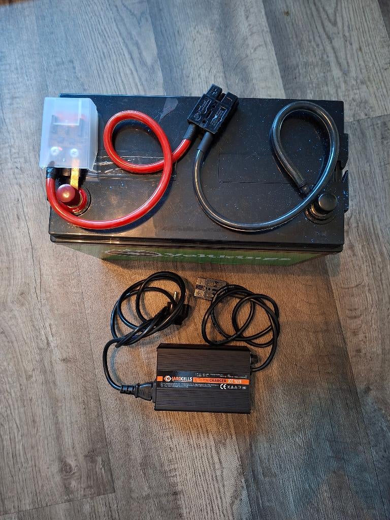 Voltkings 12V 60Ah LiFePO4 Accu + Jarocell acculader, Ophalen, Zo goed als nieuw