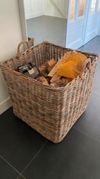 Grote rieten haardhoutmand op wieltjes, Huis en Inrichting, Woonaccessoires | Schalen en Manden, Ophalen, Gebruikt, Mand, Vierkant