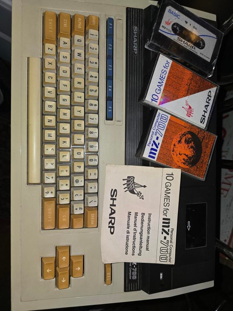 sharp computer met 3 cassettenbandjes vintage, Ophalen