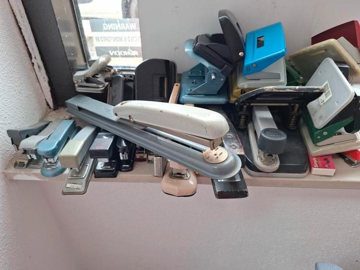 Verzameling nietmachines en perforators, Diversen, Bureau-accessoires, Gebruikt, Ophalen