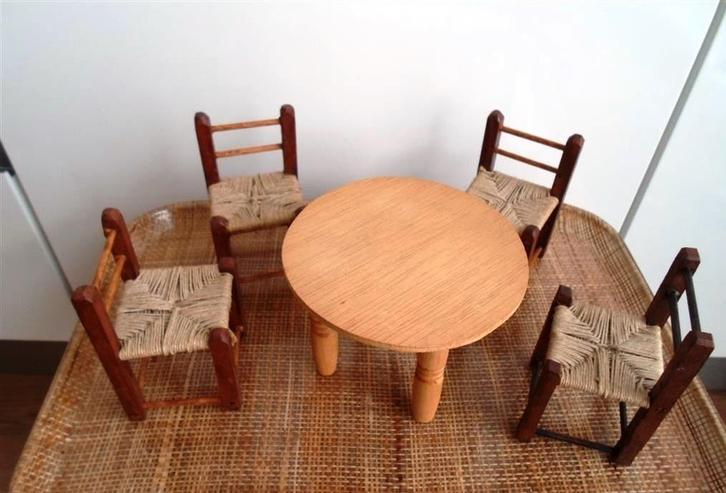 4 Houten stoeltjes en tafeltje. Poppenmeubeltjes, Verzamelen, Speelgoed, Zo goed als nieuw, Ophalen of Verzenden