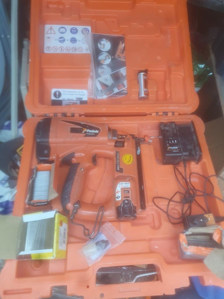 Paslode IM65 F16 Lithium accu nietmachine, Ophalen