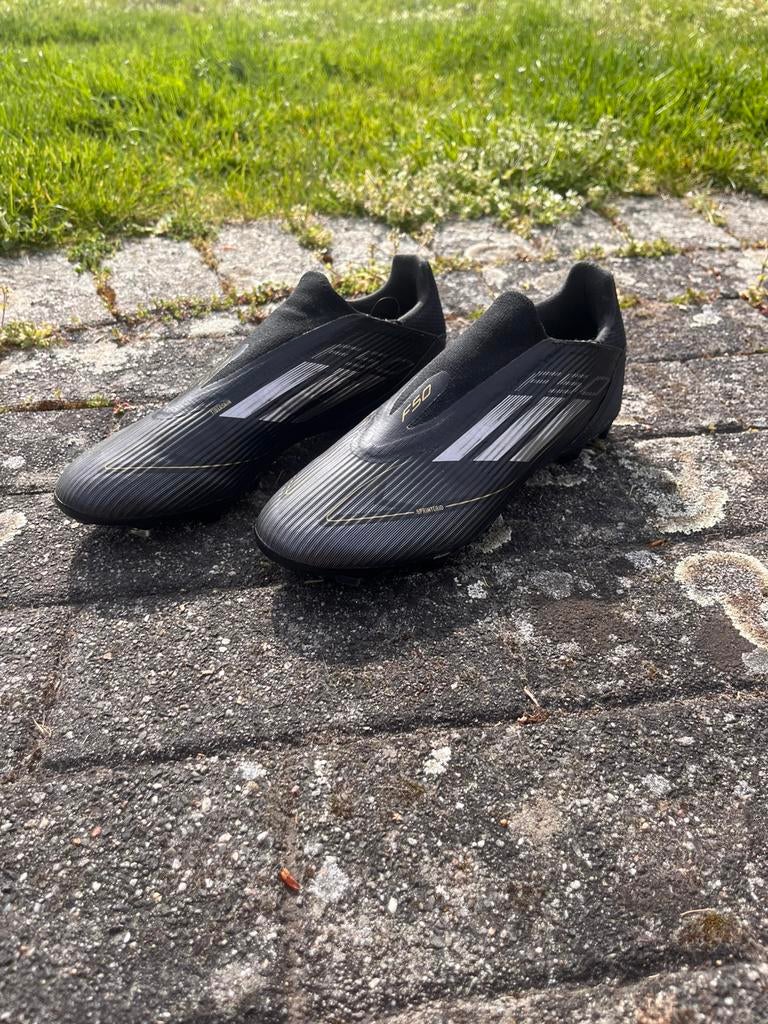 Adidas voetbalschoenen F50, Ophalen, Maat XS of kleiner, Schoenen, Zo goed als nieuw
