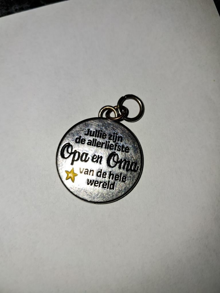 GEVONDEN Hanger opa en oma