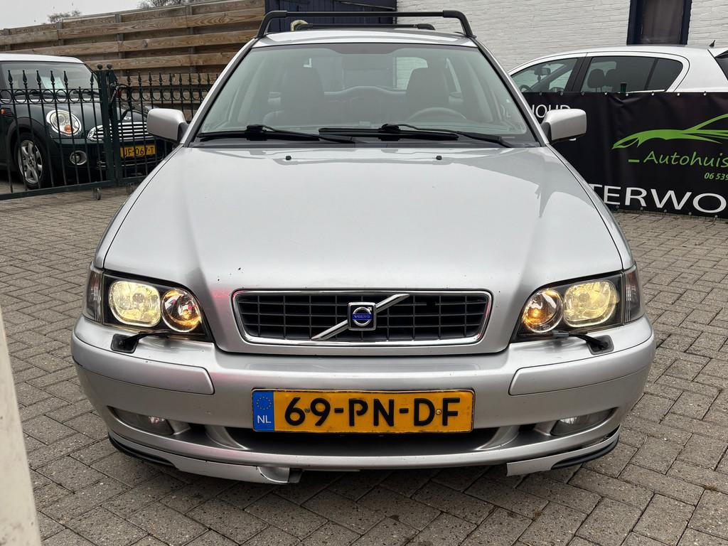 Volvo V40 1.9 D Polar airco, trekhaak, stoelverwarming en no, Auto's, Volvo, Voorwielaandrijving, Elektrische ramen, Gebruikt