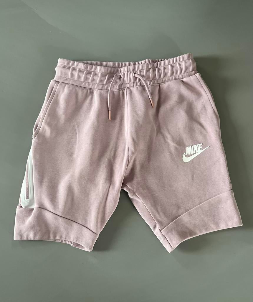 Nike tech fleece short lichtroze 128-137 cm, Ophalen of Verzenden, Gebruikt, Jongen of Meisje, Broek