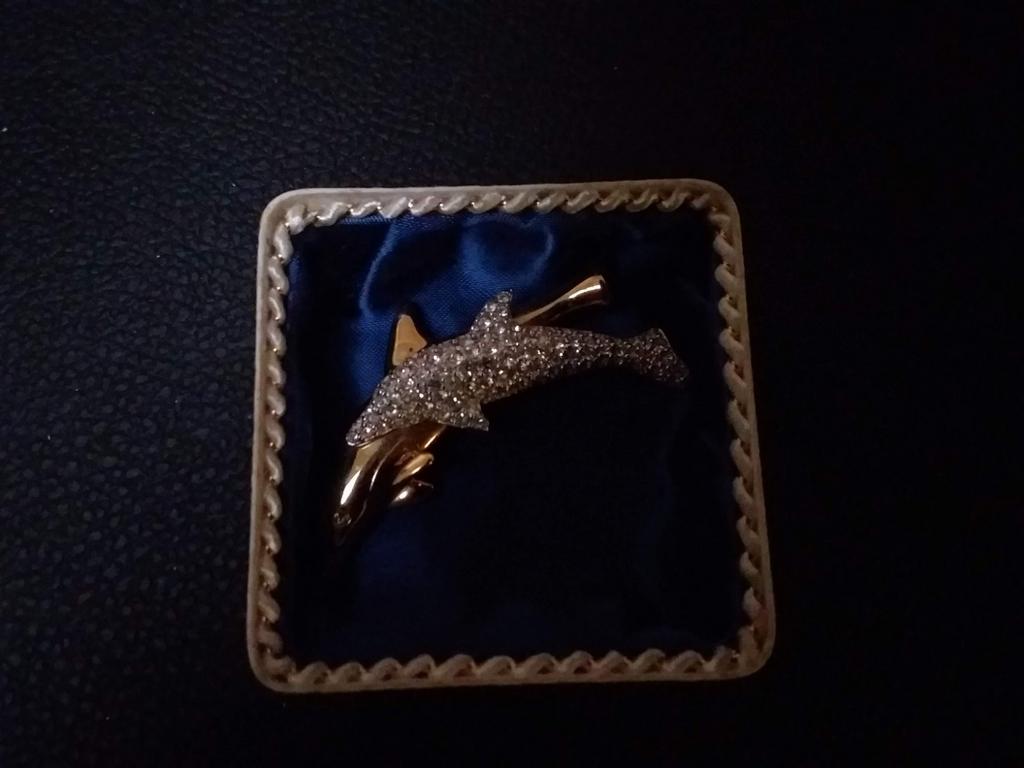 Swarovski dolfijn met jong. Broche, Verzamelen, Swarovski, Ophalen of Verzenden, Zo goed als nieuw, Sieraad of Horloge