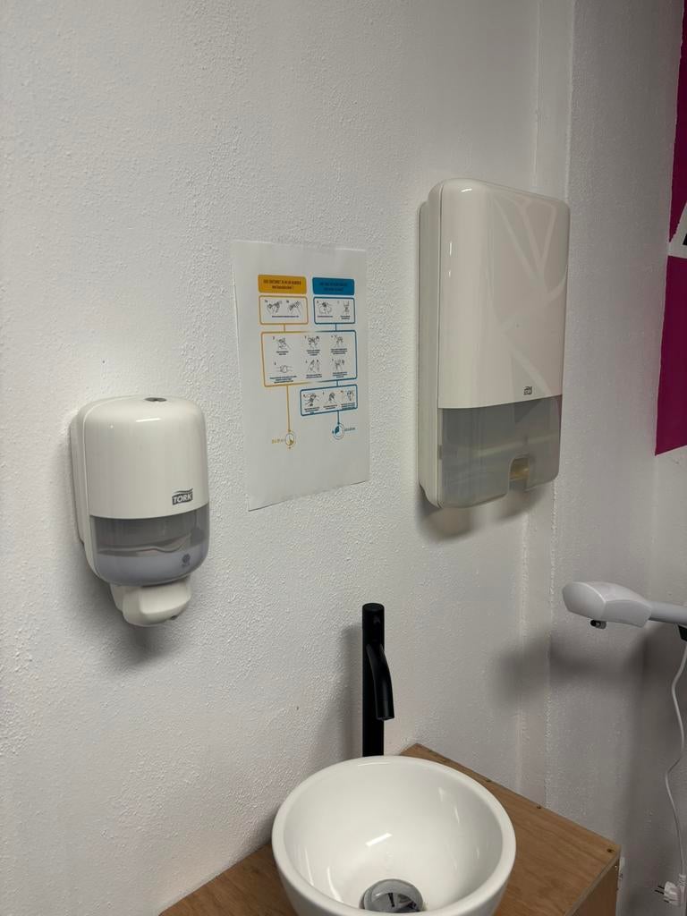 Tork dispenser zeep/desinfectie en doekjes, Ophalen