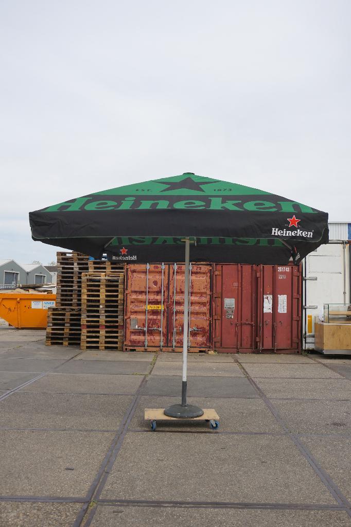Nette heineken parasol 3x3, Tuin en Terras, Parasols, Gebruikt, Stokparasol, 3 tot 4 meter, Ophalen