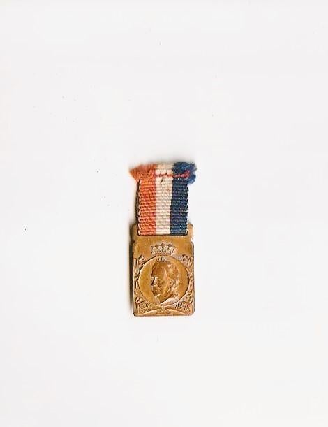 oude hanger Koningin Wilhelmina 1898 - 1948, Verzamelen, Speldjes, Pins en Buttons, Ophalen of Verzenden, Gebruikt, Overige onderwerpen