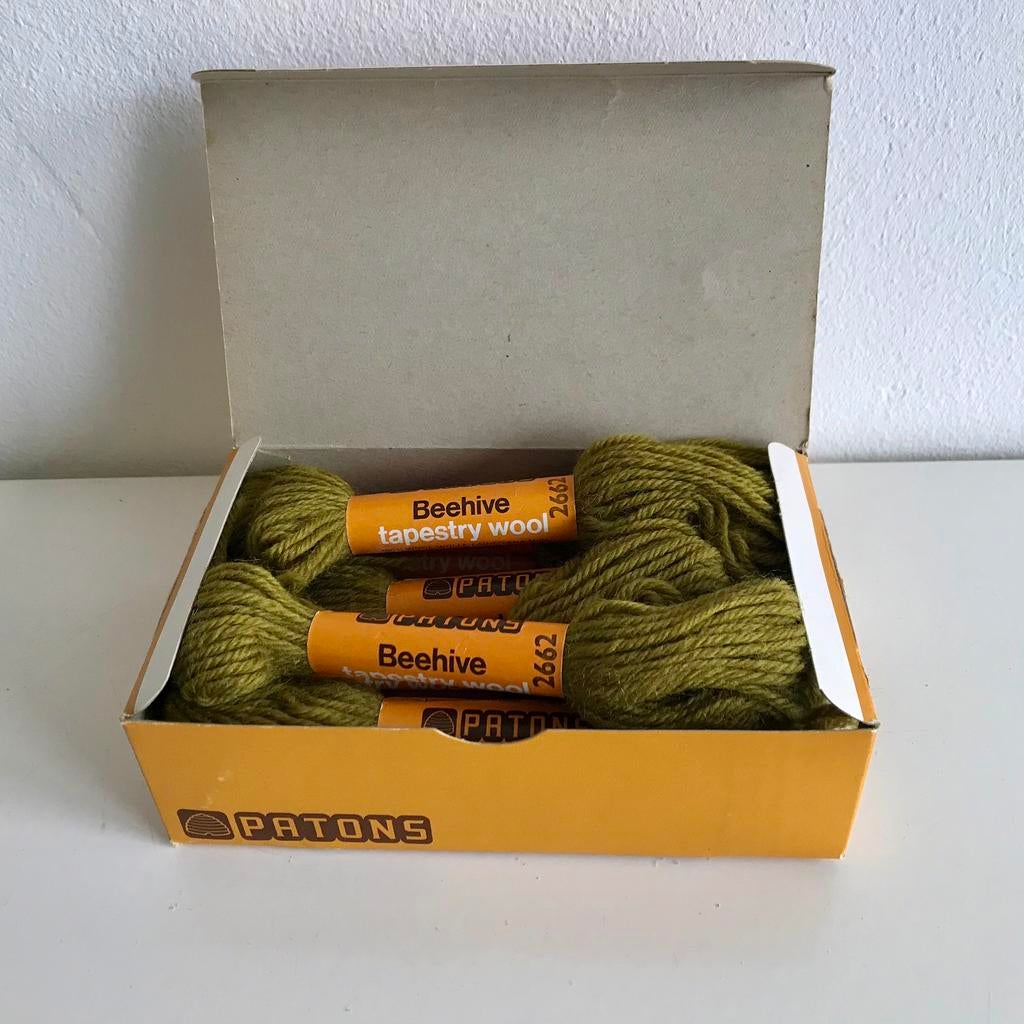 Borduurwol Patons Beehive, kleur 2662,  originele doos, Ophalen of Verzenden, Nieuw, Handborduren, Borduurgaren of Zijde