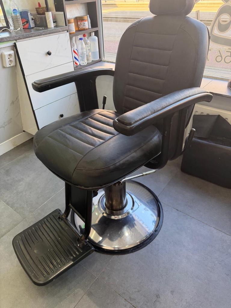 Zwarte kappersstoelen met voetsteun, Ophalen, Gebruikt, Zwart, Twee