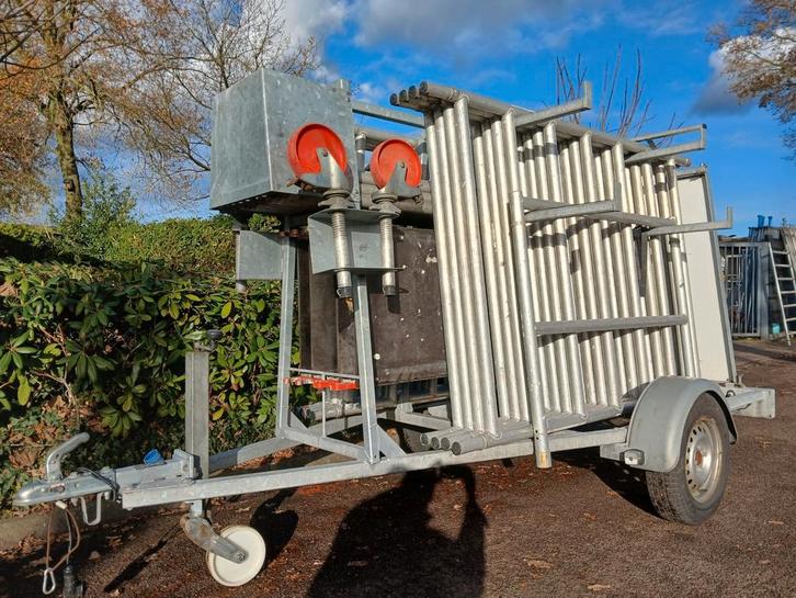 Rolsteiger Altrex 10.2 meter op gesloten aanhanger, Doe-het-zelf en Verbouw, Steigers, Ophalen