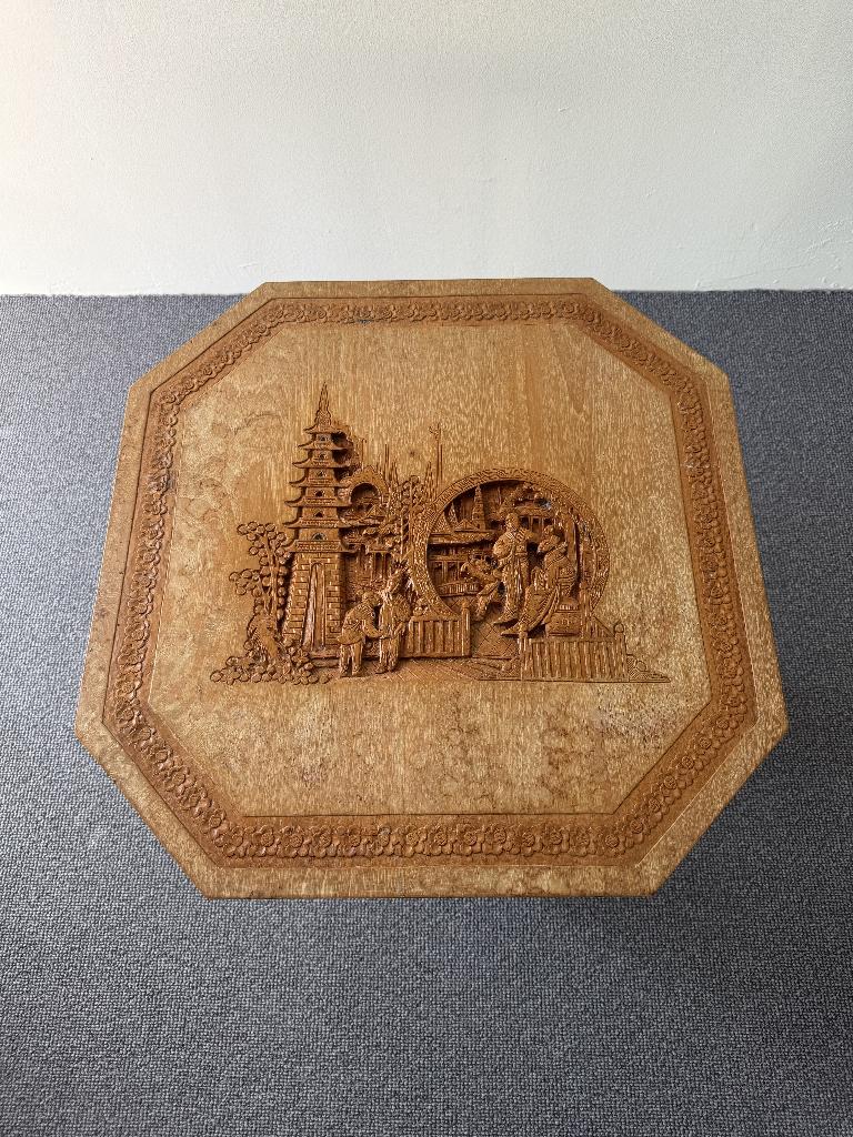 Vintage oosterse inklaptafel met houtsnijwerk uniek, Ophalen, Gebruikt, 50 tot 100 cm, Vintage bijzettafel in oosterse / chinoiserie stijl