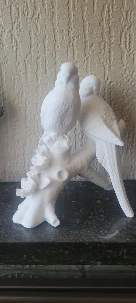 Beeldje 2 parkieten op tak met bloemen, Ophalen of Verzenden, Zo goed als nieuw, Dier