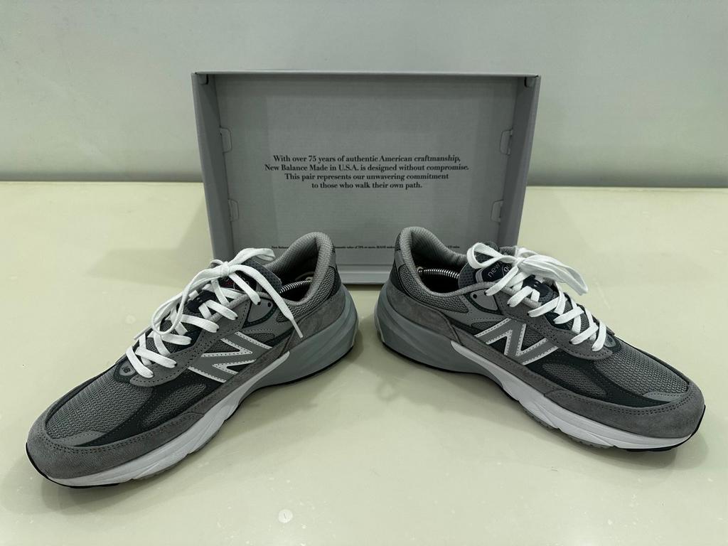 New Balance M990GL6 - Grijs - Maat 44, Kleding | Heren, Schoenen, Overige kleuren, Sportschoenen, Ophalen of Verzenden, Zo goed als nieuw