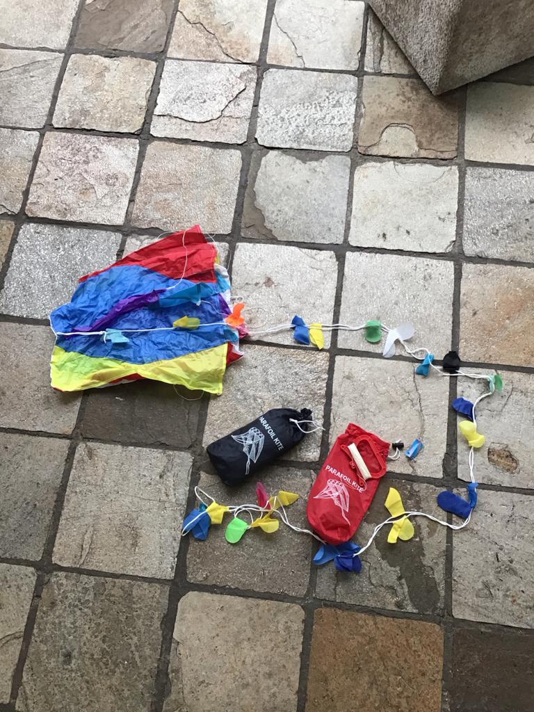 Gratis, Twee vliegers, nooit gebruikt, Sport en Fitness, Vliegeren, Ophalen of Verzenden, Nieuw, Tweelijns, Vlieger