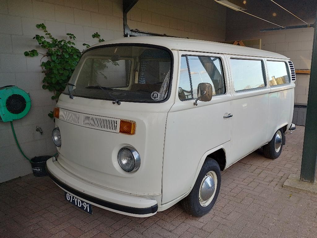 Volkswagen T2 uit 1974 met camperbed. Belasting- en apk-vrij, Auto's, Achterwielaandrijving, Trekhaak, Wit, Bruin