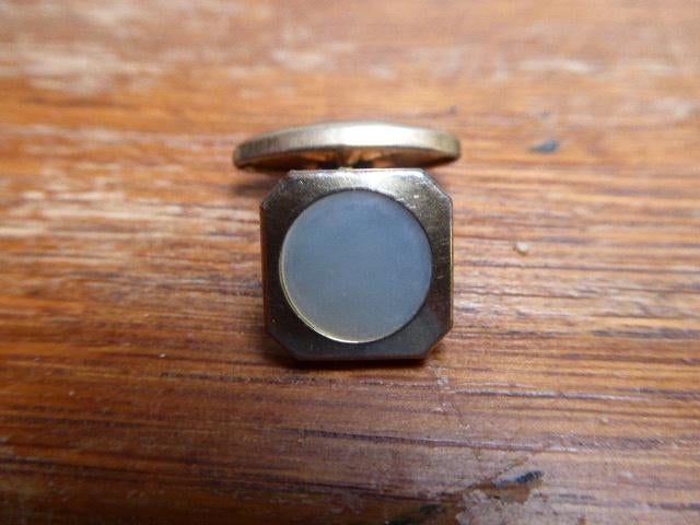 Paar goudkleurige art deco manchetknopen met parelmoer, Antiek en Kunst, Antiek | Kleding en Accessoires, Ophalen of Verzenden