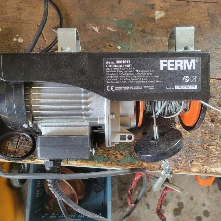 Elektrische takel 250kg 230V met afstandsbediening, Doe-het-zelf en Verbouw, Lieren en Takels, Ophalen, Gebruikt, Elektrisch