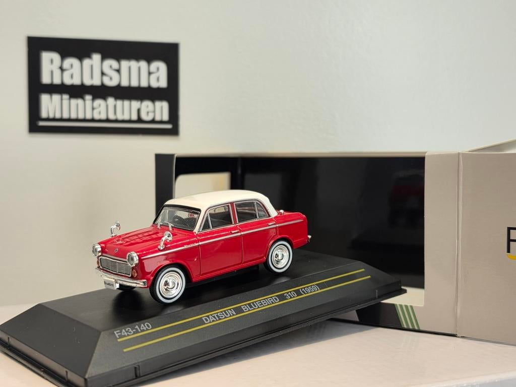 Datsun bluebird 310 - Rood/wit - 1:43 First43, Hobby en Vrije tijd, Modelauto's | 1:43, Auto, Ophalen of Verzenden, Zo goed als nieuw