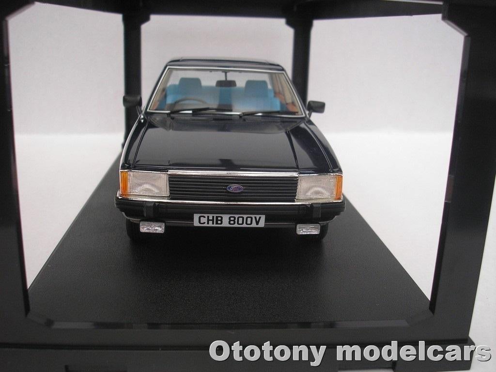 Miniature Ford Granada 2.8 Ghia Saloon 1978 - Cult Models 1/18 Résine Or, CML133-1